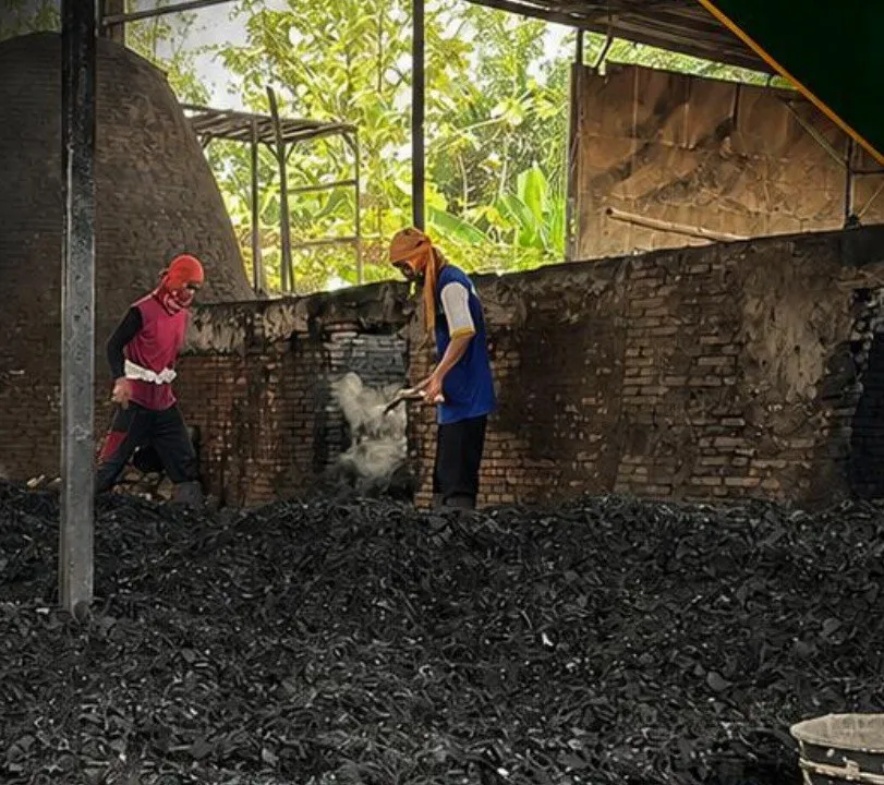 Pekerja di area tungku karbonisasi